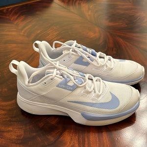 White NikeCourt Vapor Lite size 8.5.